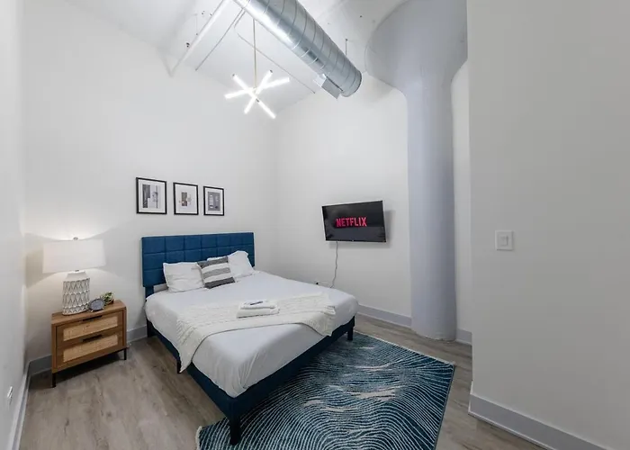 Group-friendly 5br Near Mccormick - Sleeps 12 Chicago