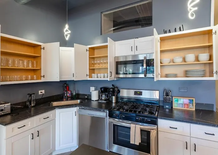 Group-friendly 5br Near Mccormick - Sleeps 12 Chicago