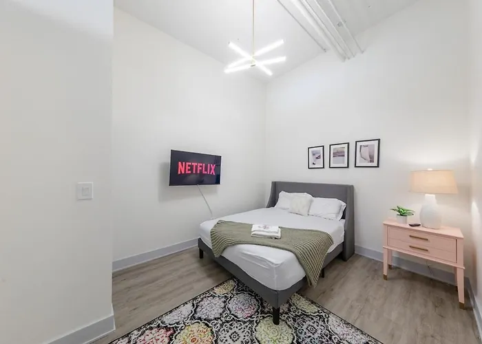 Group-friendly 5br Near Mccormick - Sleeps 12 Apartment Chicago