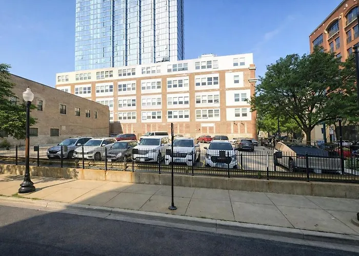 Group-friendly 5br Near Mccormick - Sleeps 12 Apartment Chicago